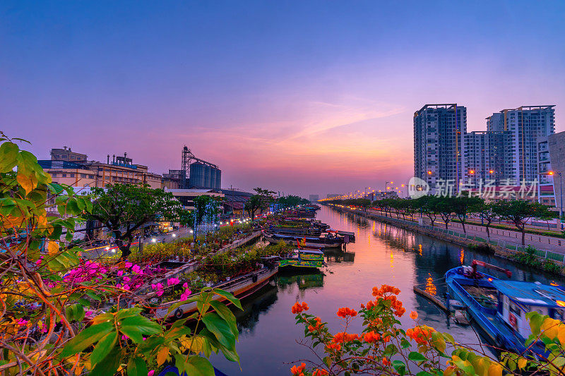 春天的西贡，运河上的船，运输春天的花为Tet到benbinh Dong露天市场，越南人高兴与农历新年，越南